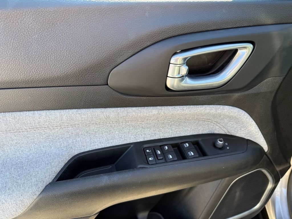 Used 2022 Jeep Compass Latitude image 16