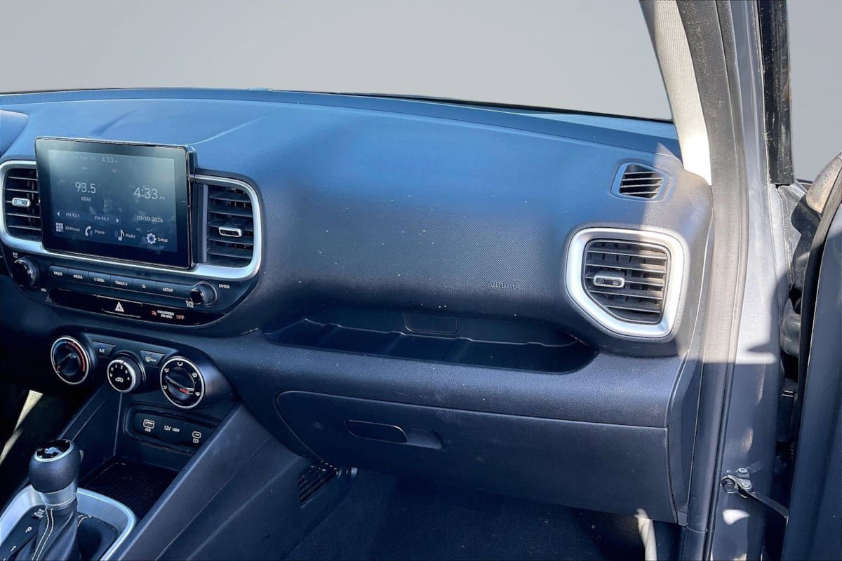 Used 2024 Hyundai Venue SE FWD image 16