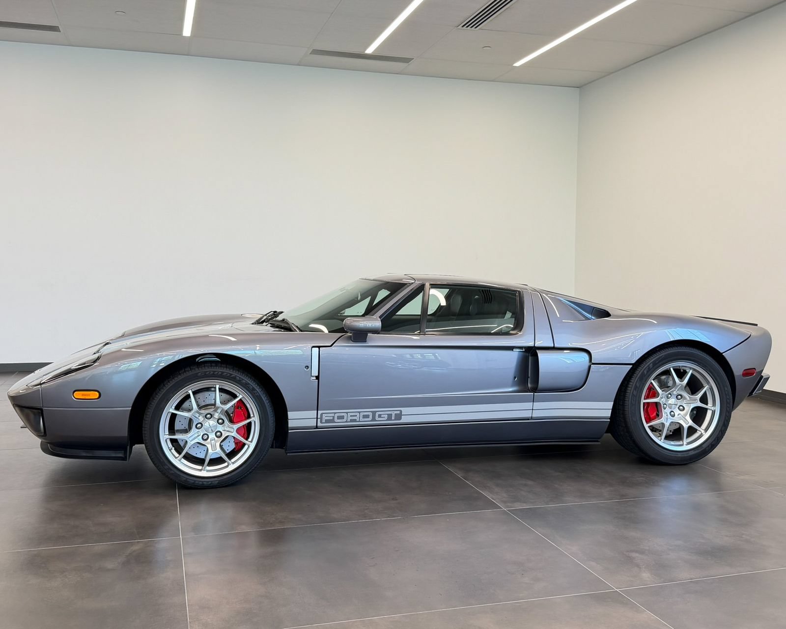 Used 2006 Ford GT RWD image 8