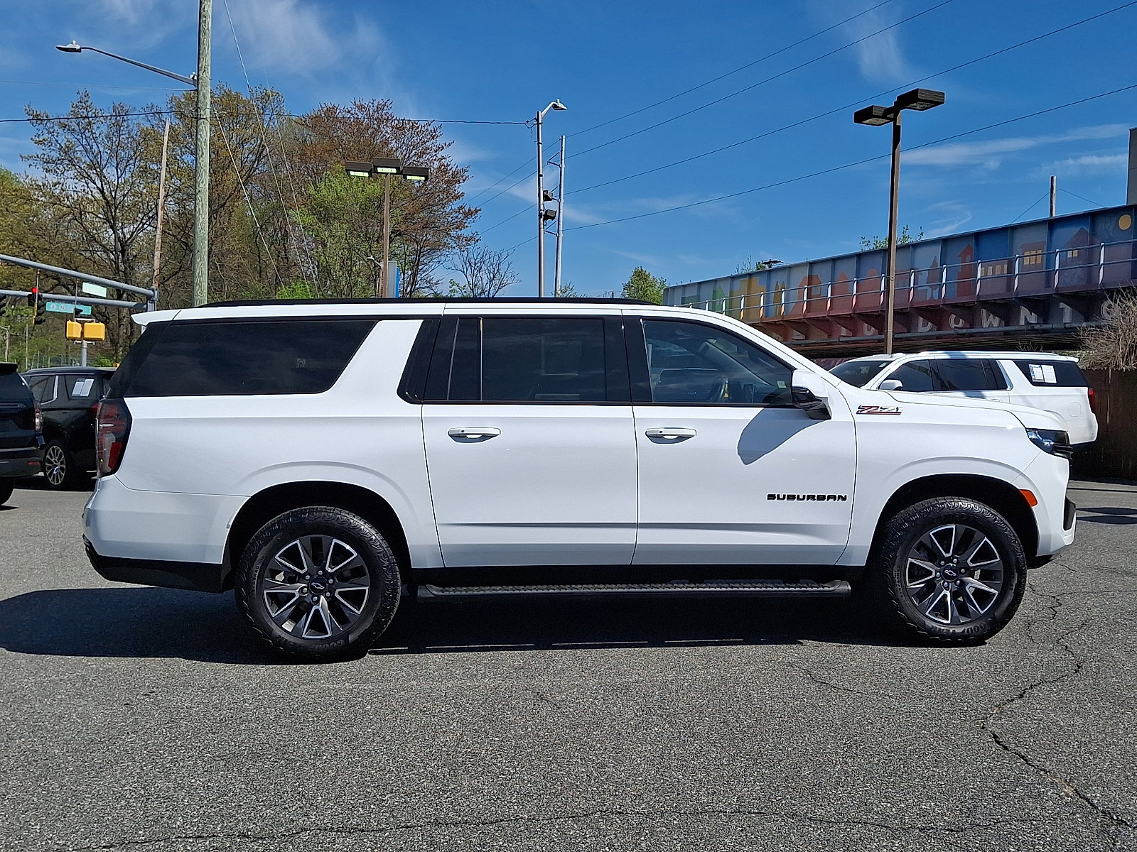 Certified 2024 Chevrolet Suburban Z71 w/ Z71 Off-Road Package AWD/4WD image 7