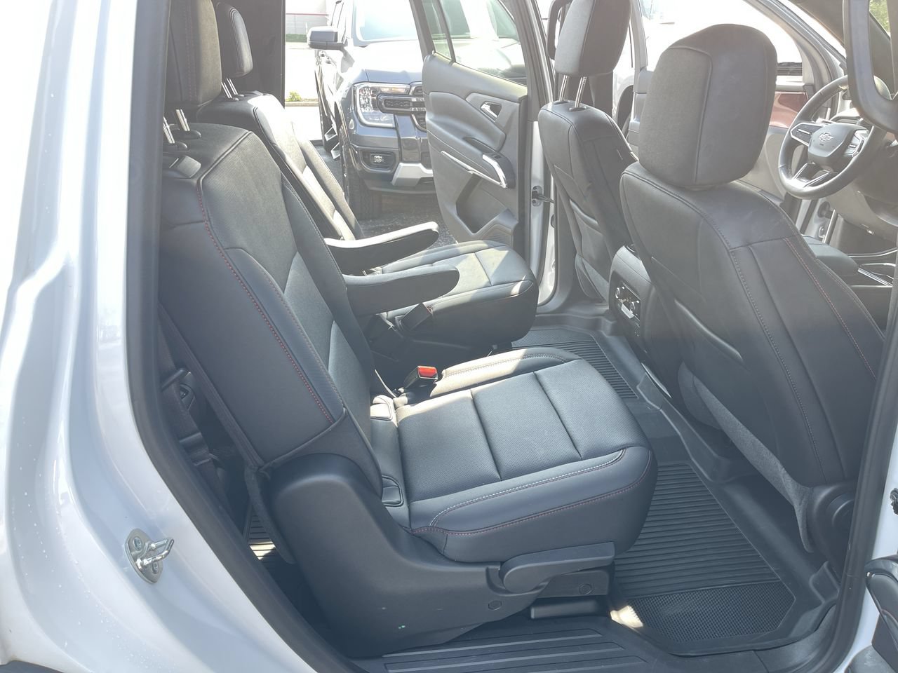 Used 2025 Chevrolet Traverse Z71 w/ LPO, Floor Liner Package AWD/4WD image 27