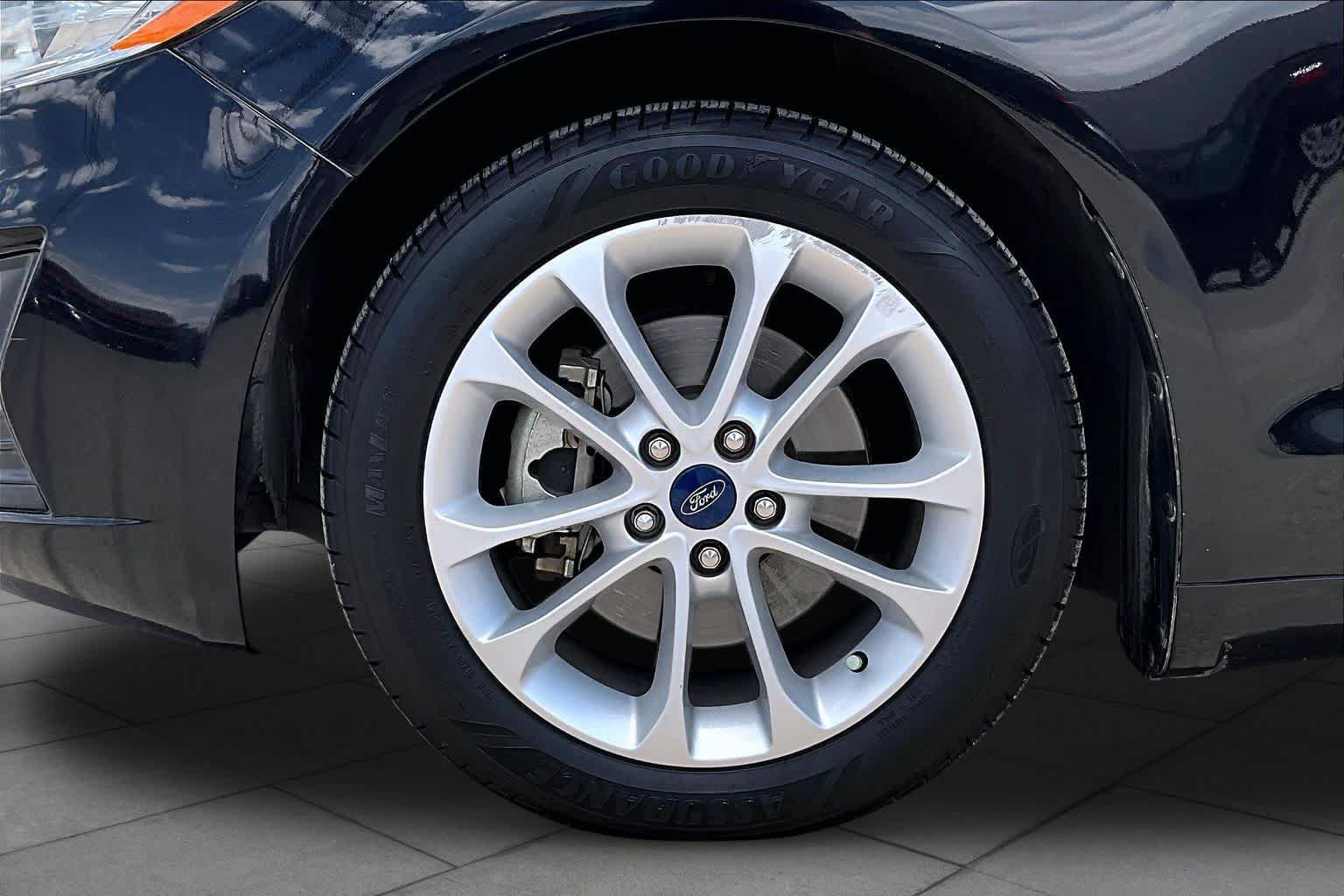 Used 2020 Ford Fusion SE FWD image 11