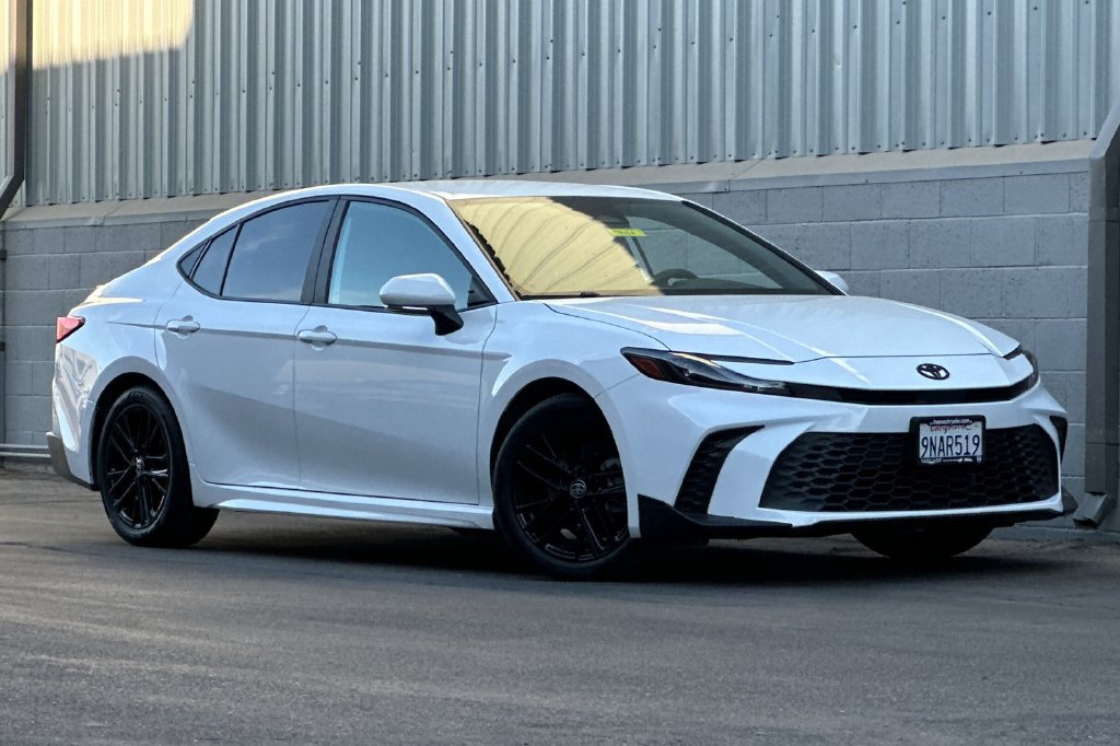 Used 2025 Toyota Camry SE FWD image 2