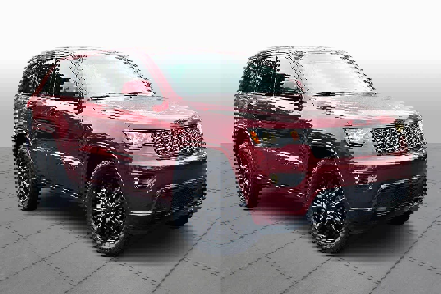 Used 2022 Jeep Grand Cherokee Laredo X image 2