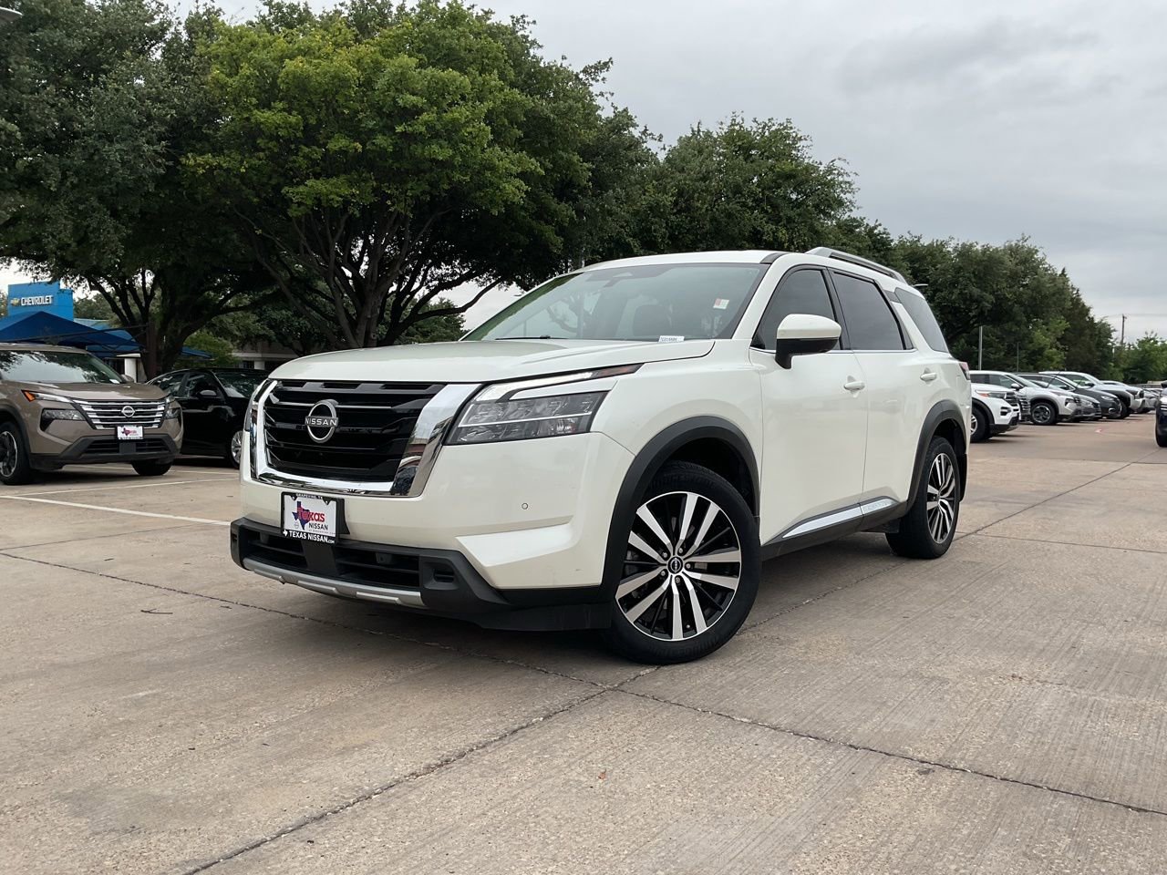 Used 2024 Nissan Pathfinder Platinum w/ Cargo Package AWD/4WD image 3