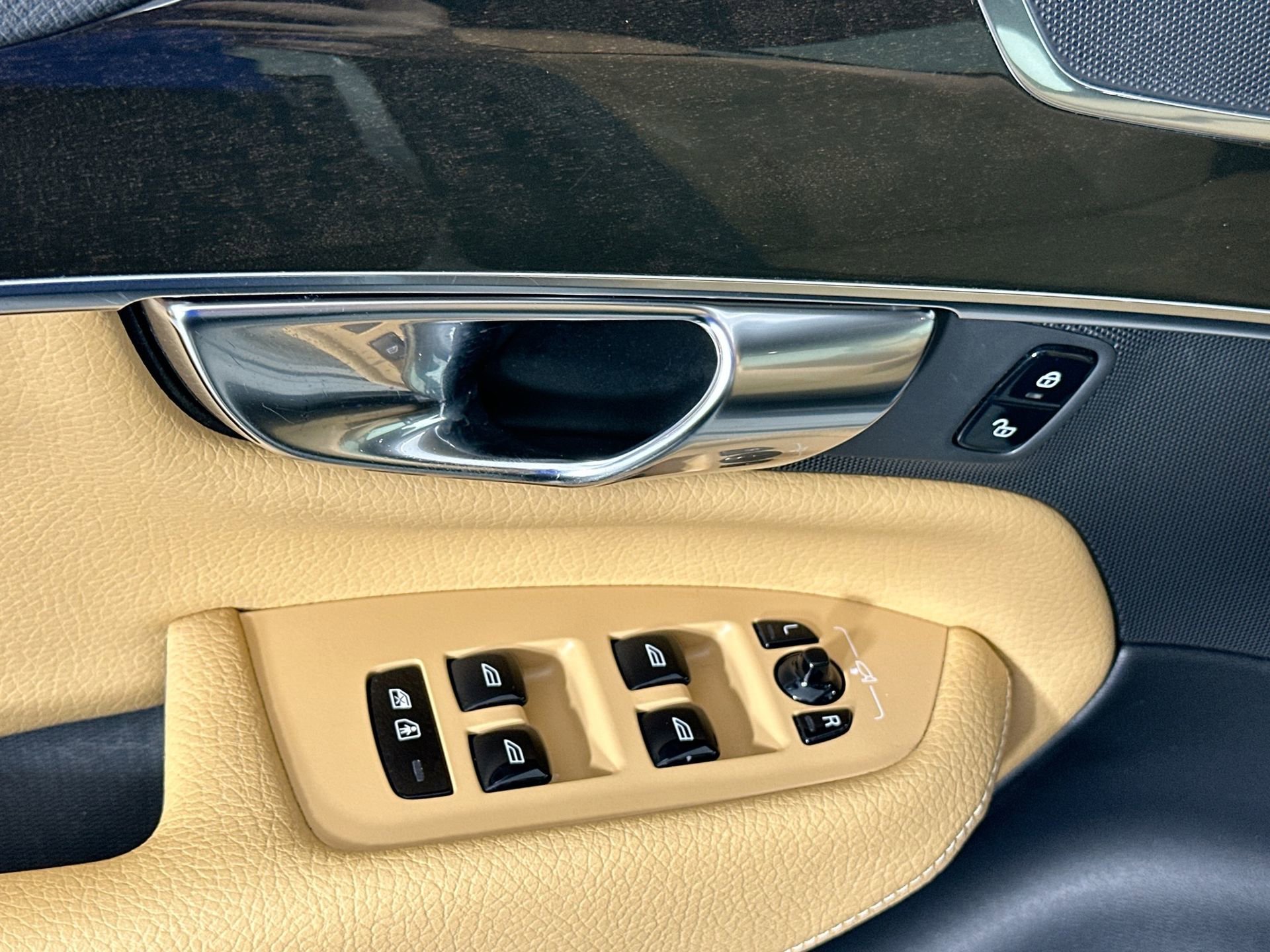 Used 2018 Volvo XC90 T6 Momentum w/ Convenience Package image 18