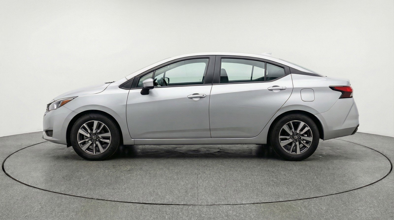 Used 2025 Nissan Versa SV image 3