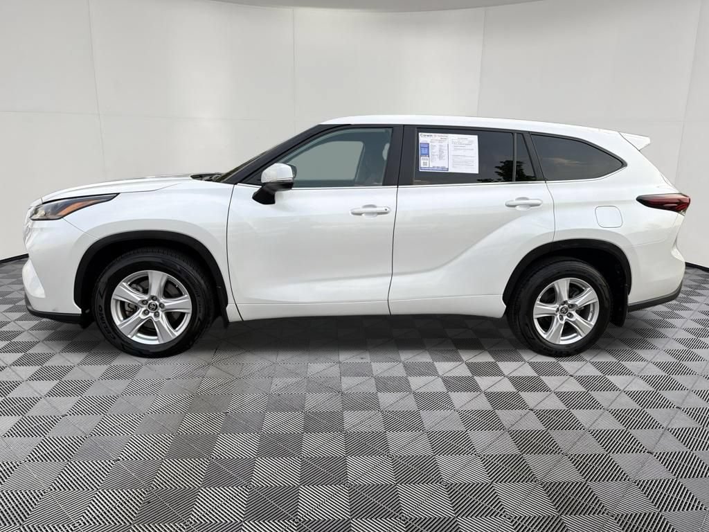 Used 2024 Toyota Highlander LE AWD/4WD image 4