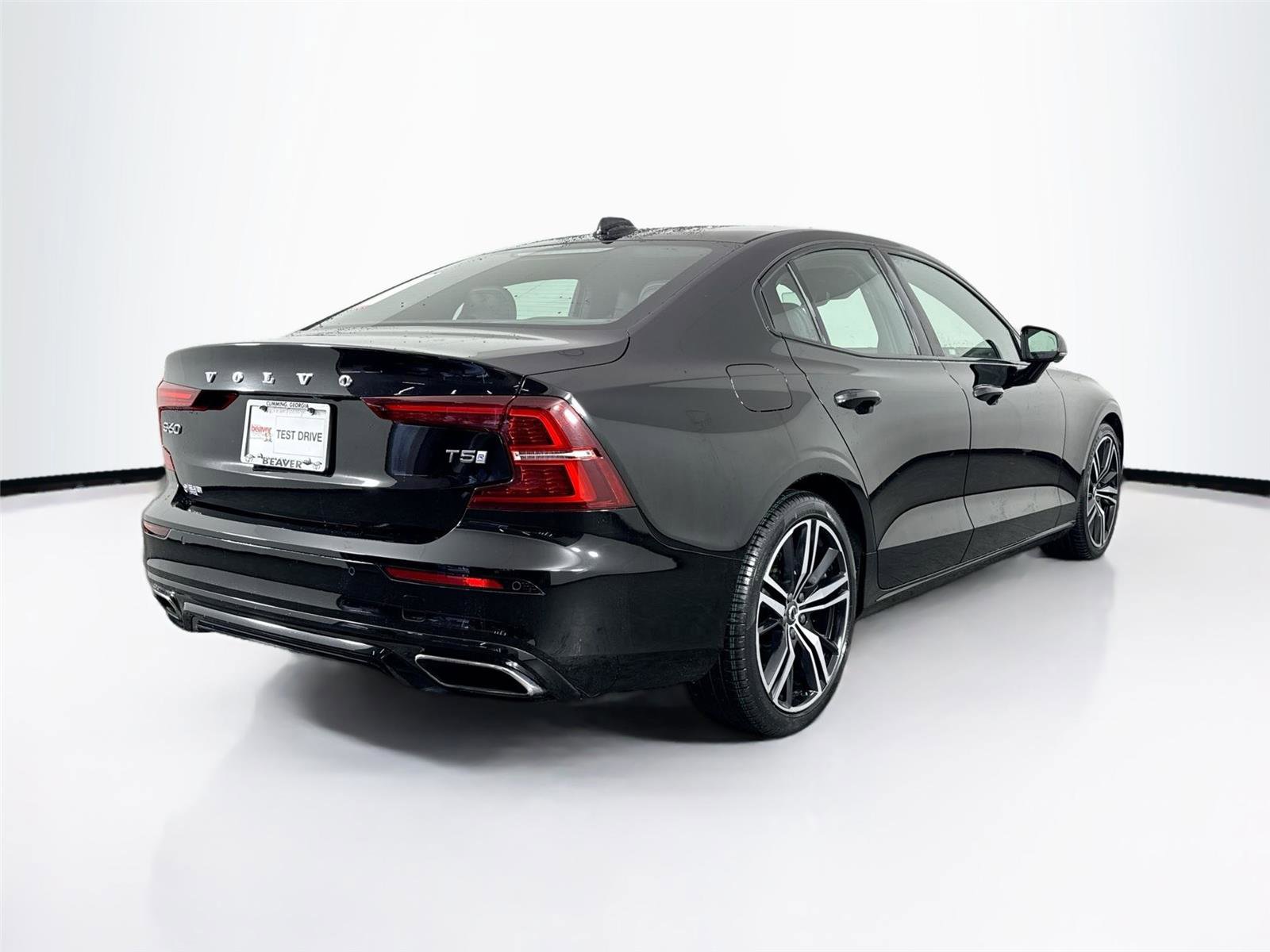 Used 2019 Volvo S60 T5 R-Design image 2