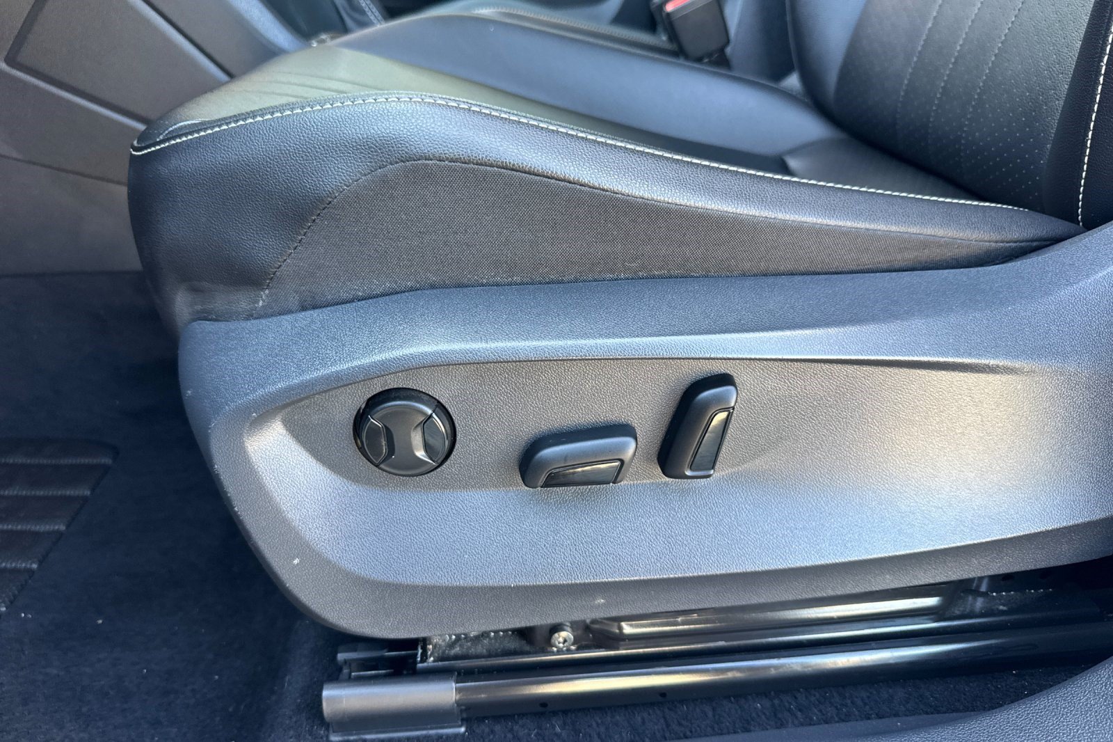 Used 2022 Volkswagen Tiguan SE AWD/4WD image 15