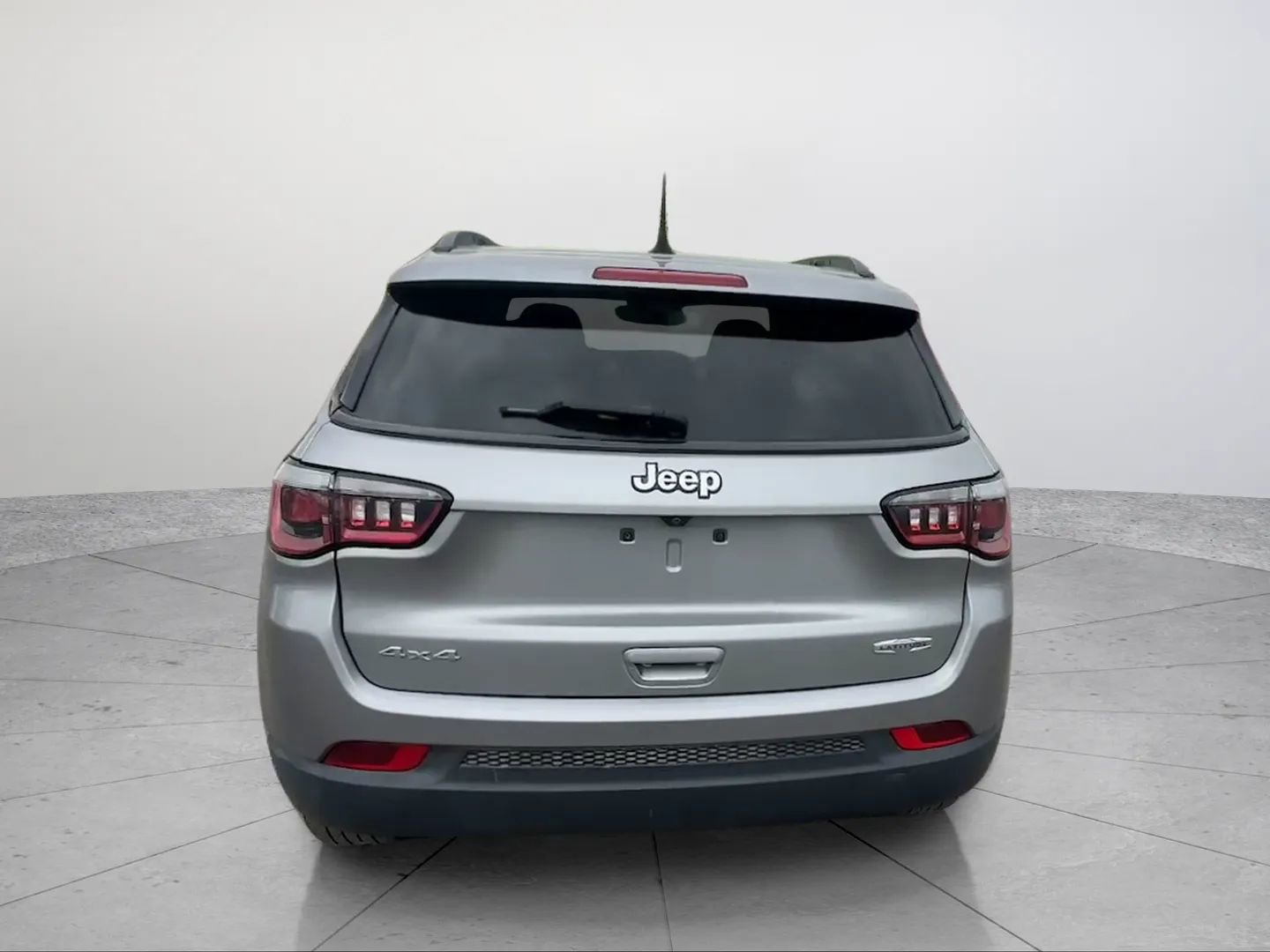 Used 2018 Jeep Compass Latitude w/ Popular Equipment Group AWD/4WD image 4