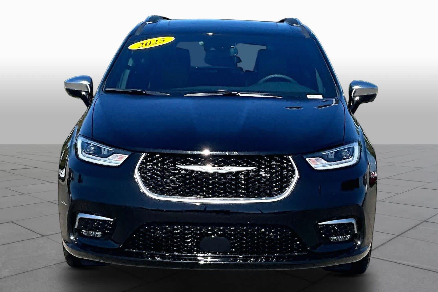 Used 2025 Chrysler Pacifica Pinnacle FWD image 3
