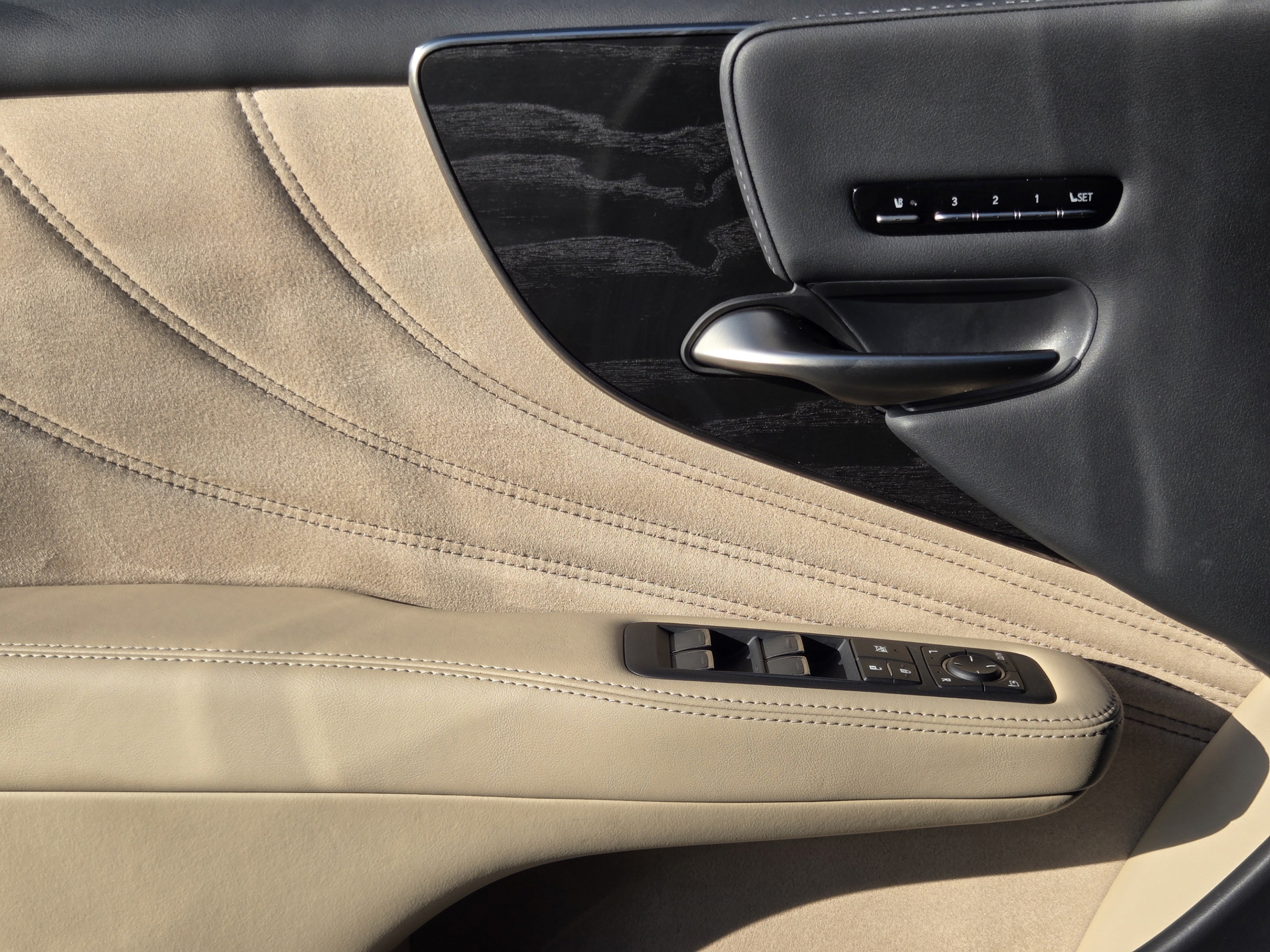 Used 2021 Lexus LS 500 w/ Accessory Package (Z2) RWD image 21