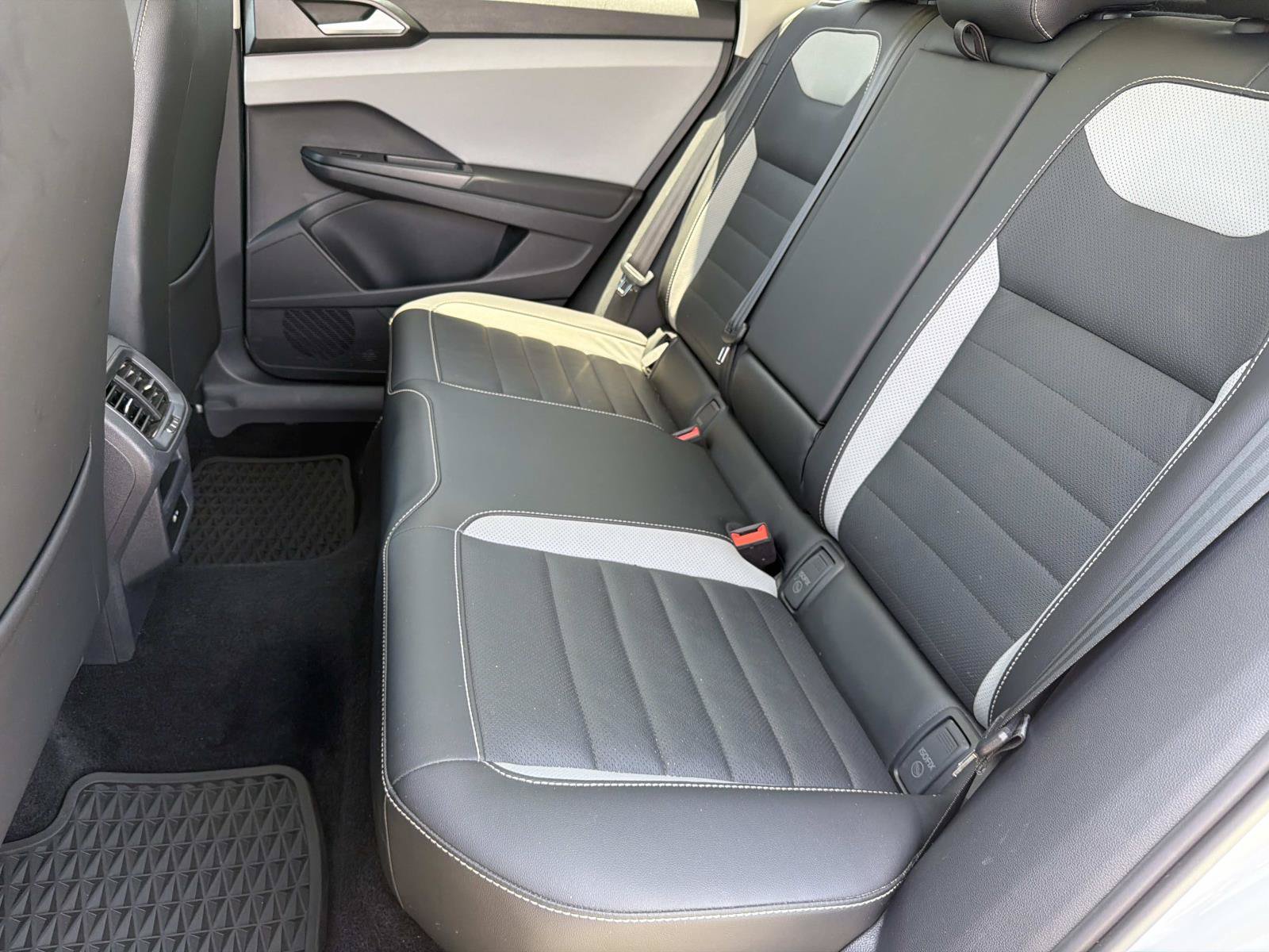 Used 2022 Volkswagen Taos SEL w/ Panoramic Sunroof Package FWD image 21