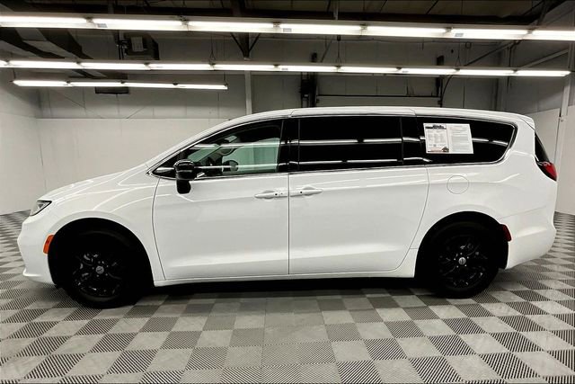 Used 2024 Chrysler Pacifica Touring-L image 14