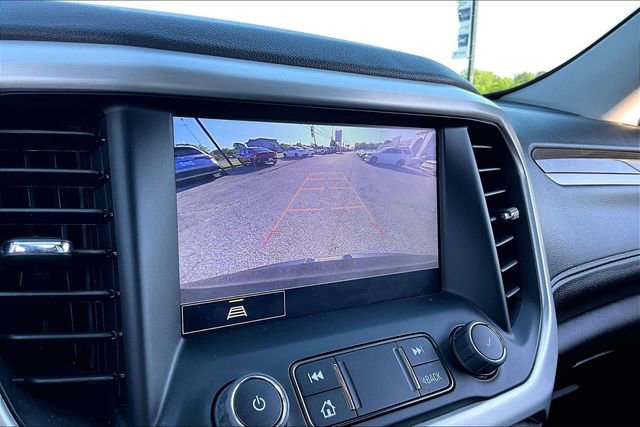 Used 2023 GMC Acadia SLE w/ Driver Convenience Package FWD image 13