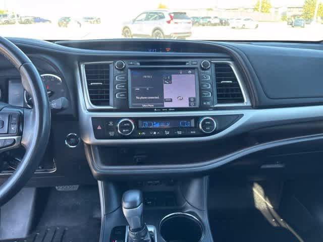 Used 2019 Toyota Highlander XLE FWD image 18