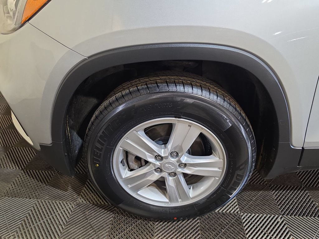 Used 2020 Chevrolet Trax LT w/ LT Convenience Package AWD/4WD image 18