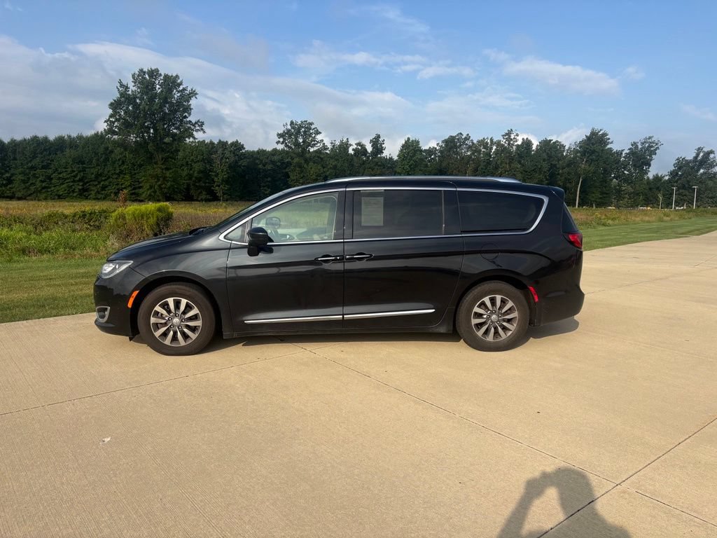 Used 2020 Chrysler Pacifica Touring-L Plus FWD image 3