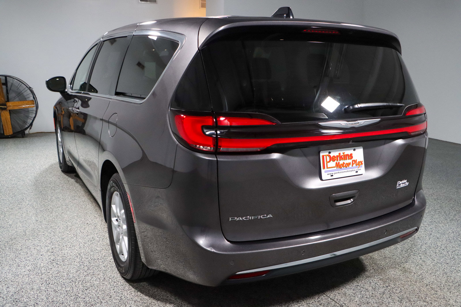 Used 2023 Chrysler Pacifica Touring-L image 9