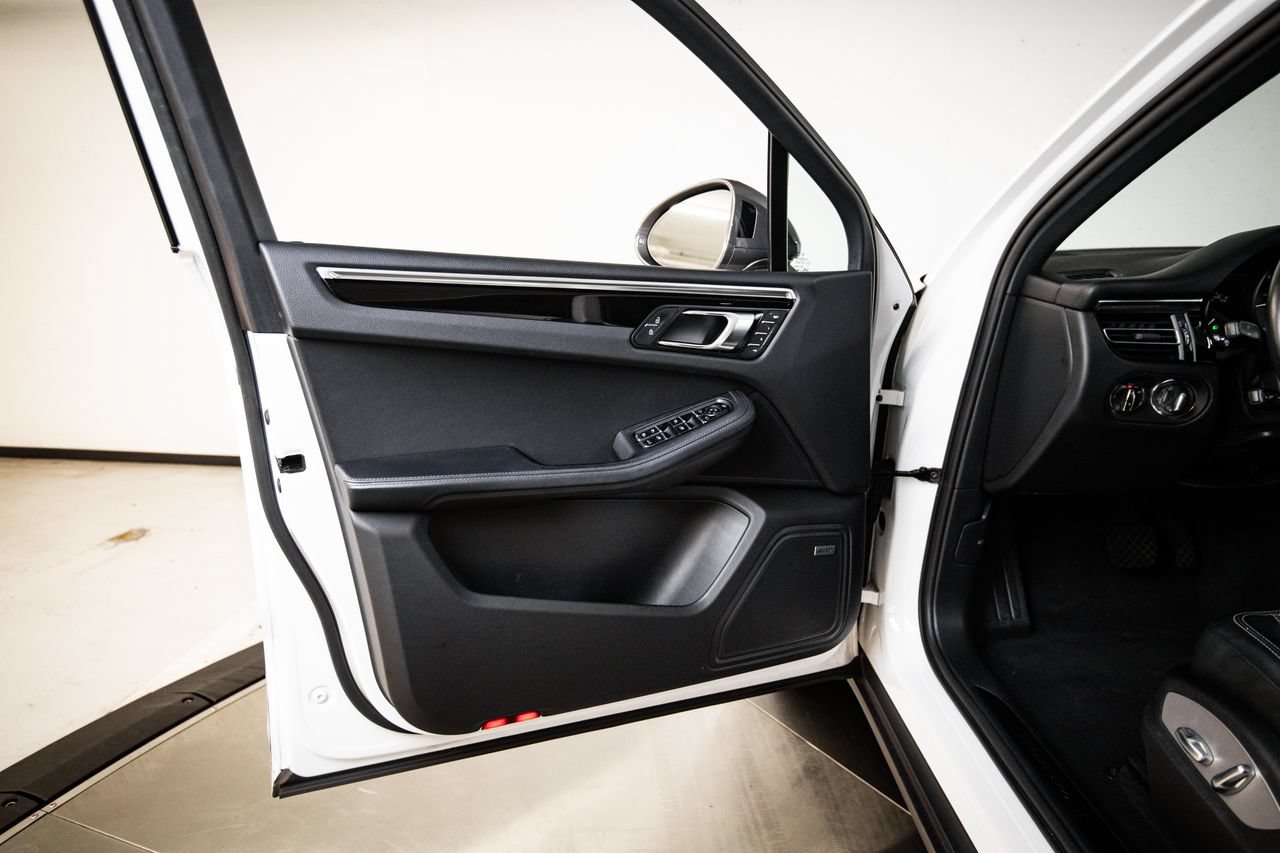 Certified 2024 Porsche Macan Turbo AWD/4WD image 23