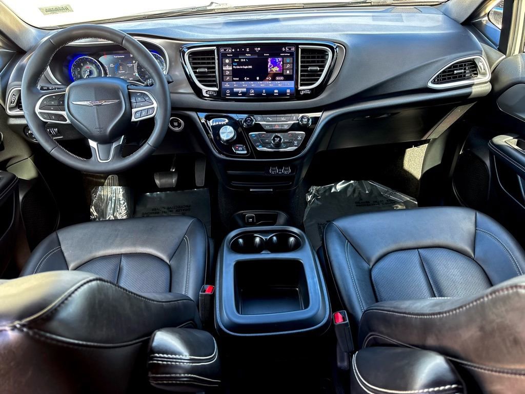 Used 2025 Chrysler Pacifica Select image 21