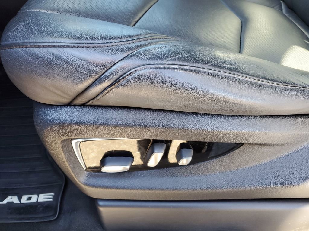 Used 2018 Cadillac Escalade Luxury w/ LPO, Radiant Package AWD/4WD image 7