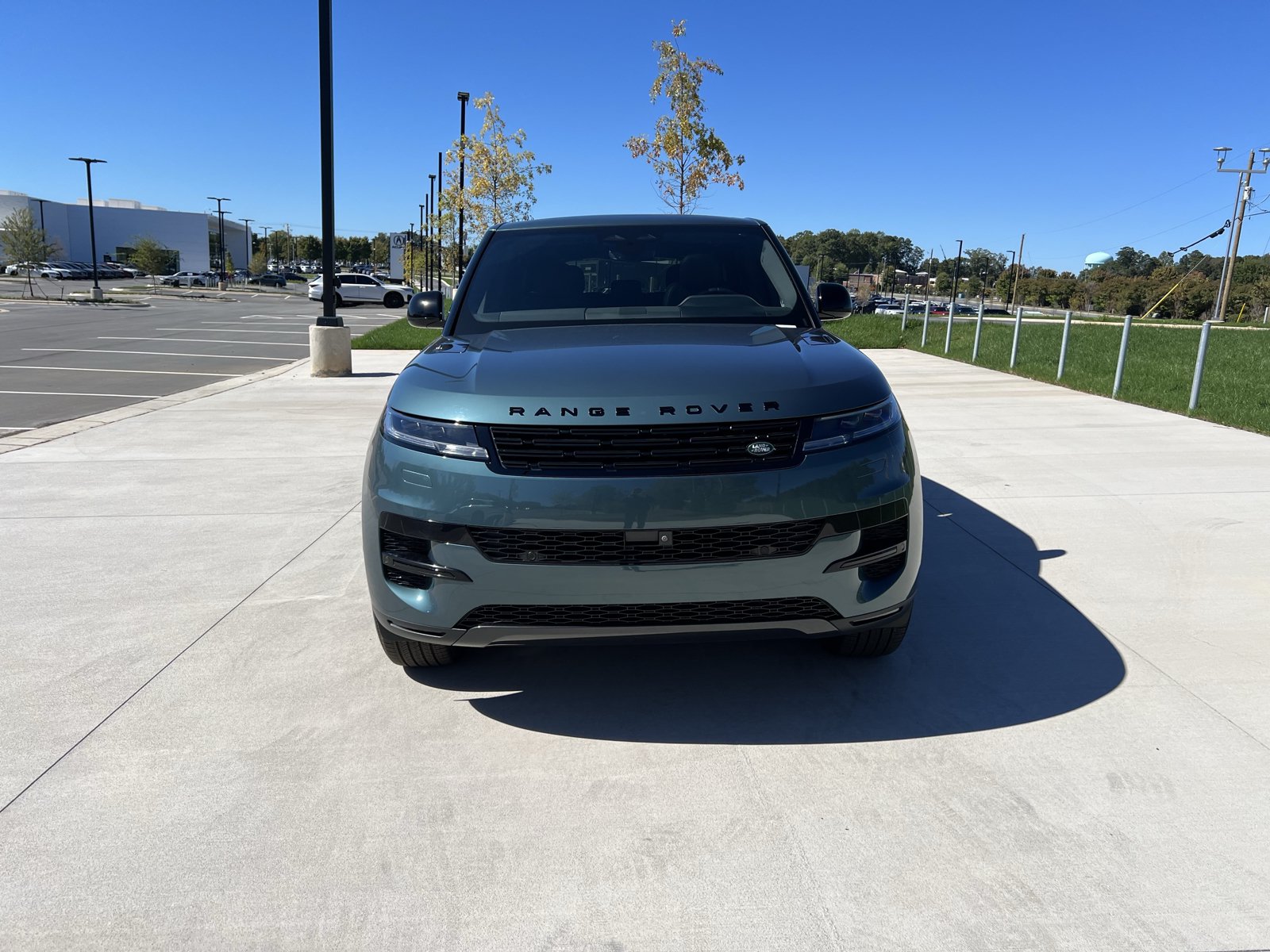Used 2025 Land Rover Range Rover Sport SE AWD/4WD image 3