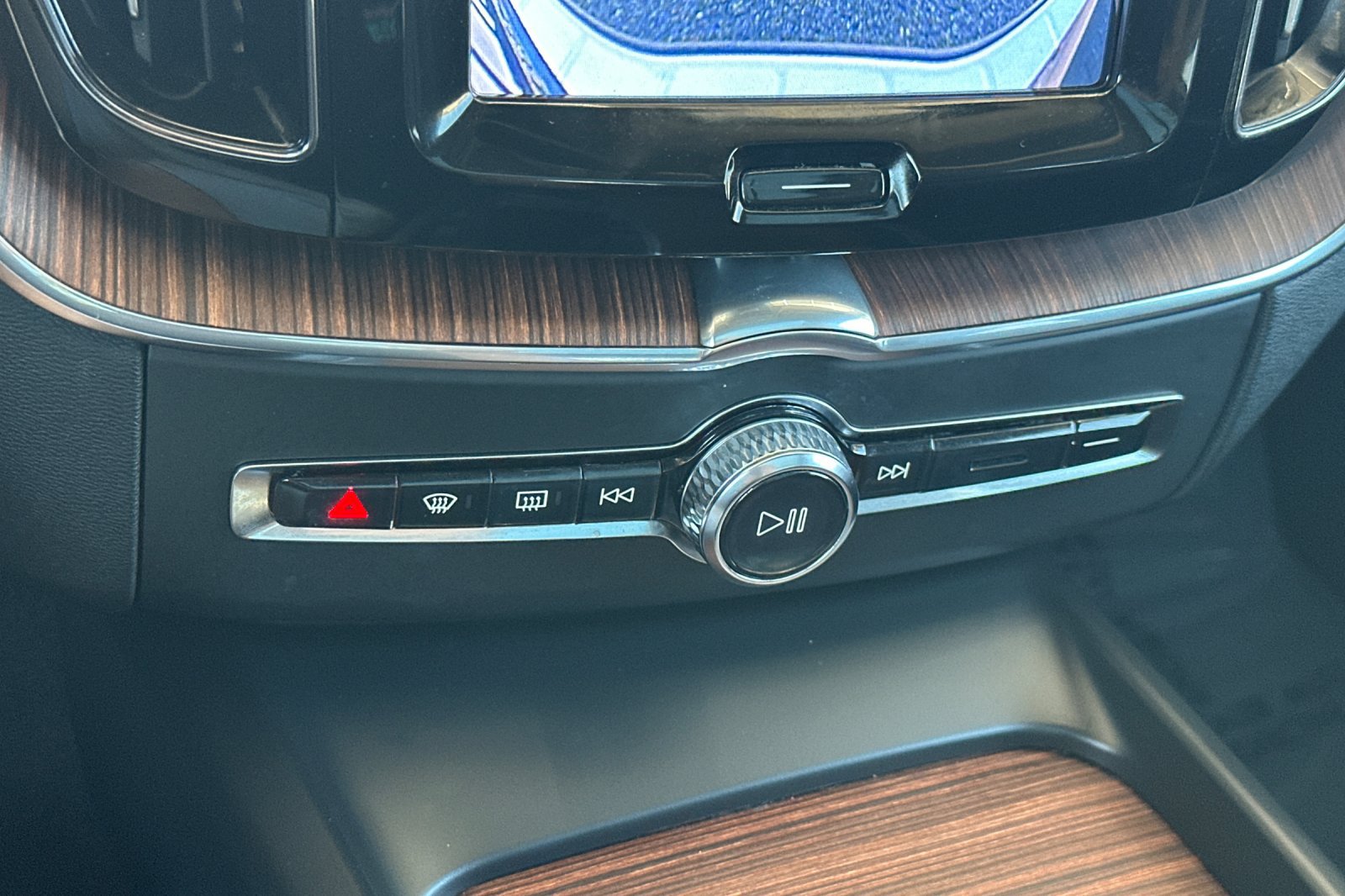 Certified 2023 Volvo XC60 B5 Plus w/ Climate Package FWD image 25