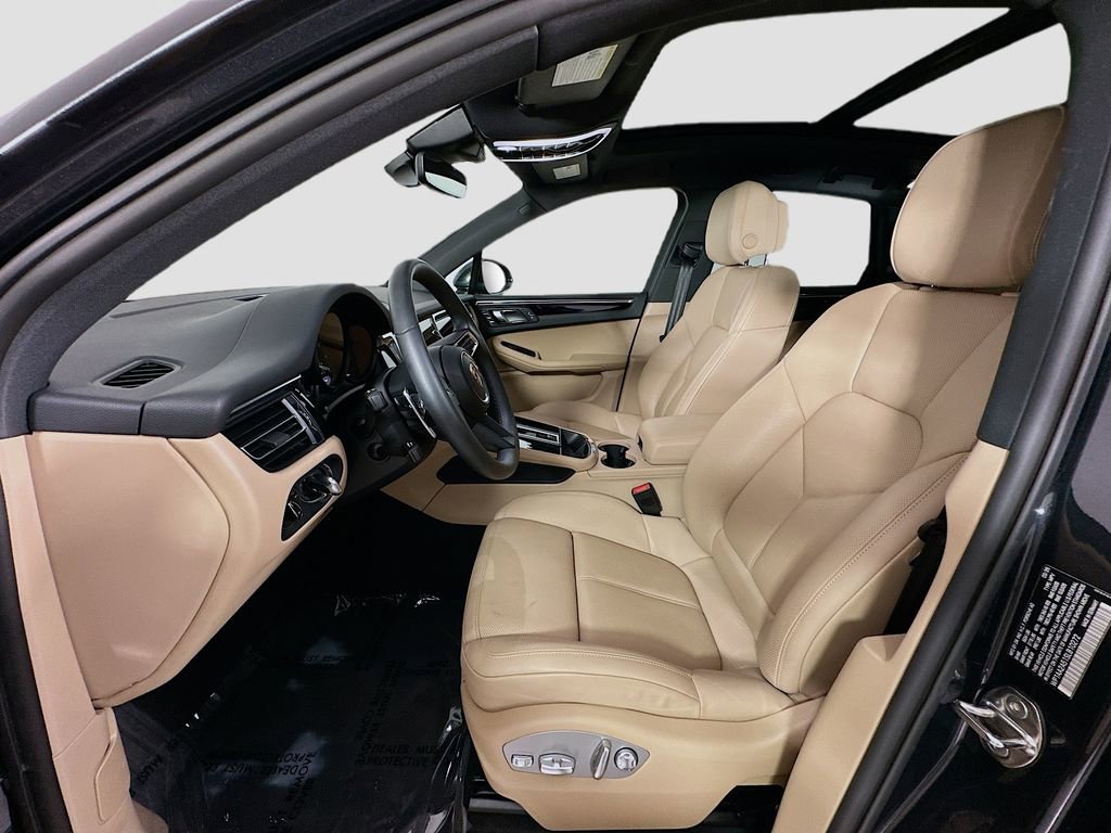 Certified 2025 Porsche Macan image 5