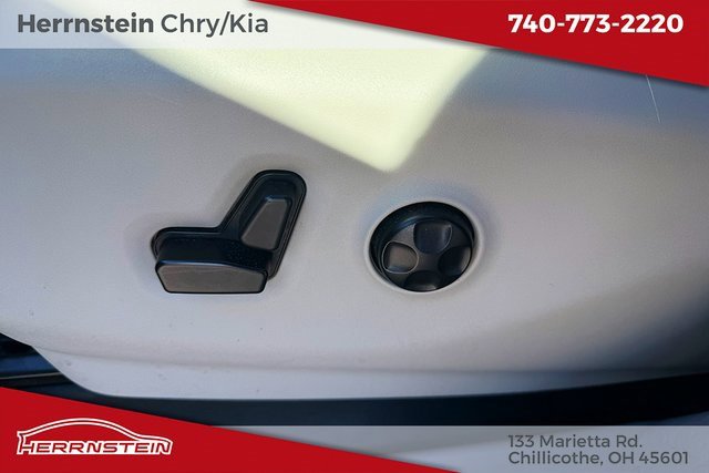 Used 2018 Chrysler Pacifica Limited w/ Tire & Wheel Group image 16