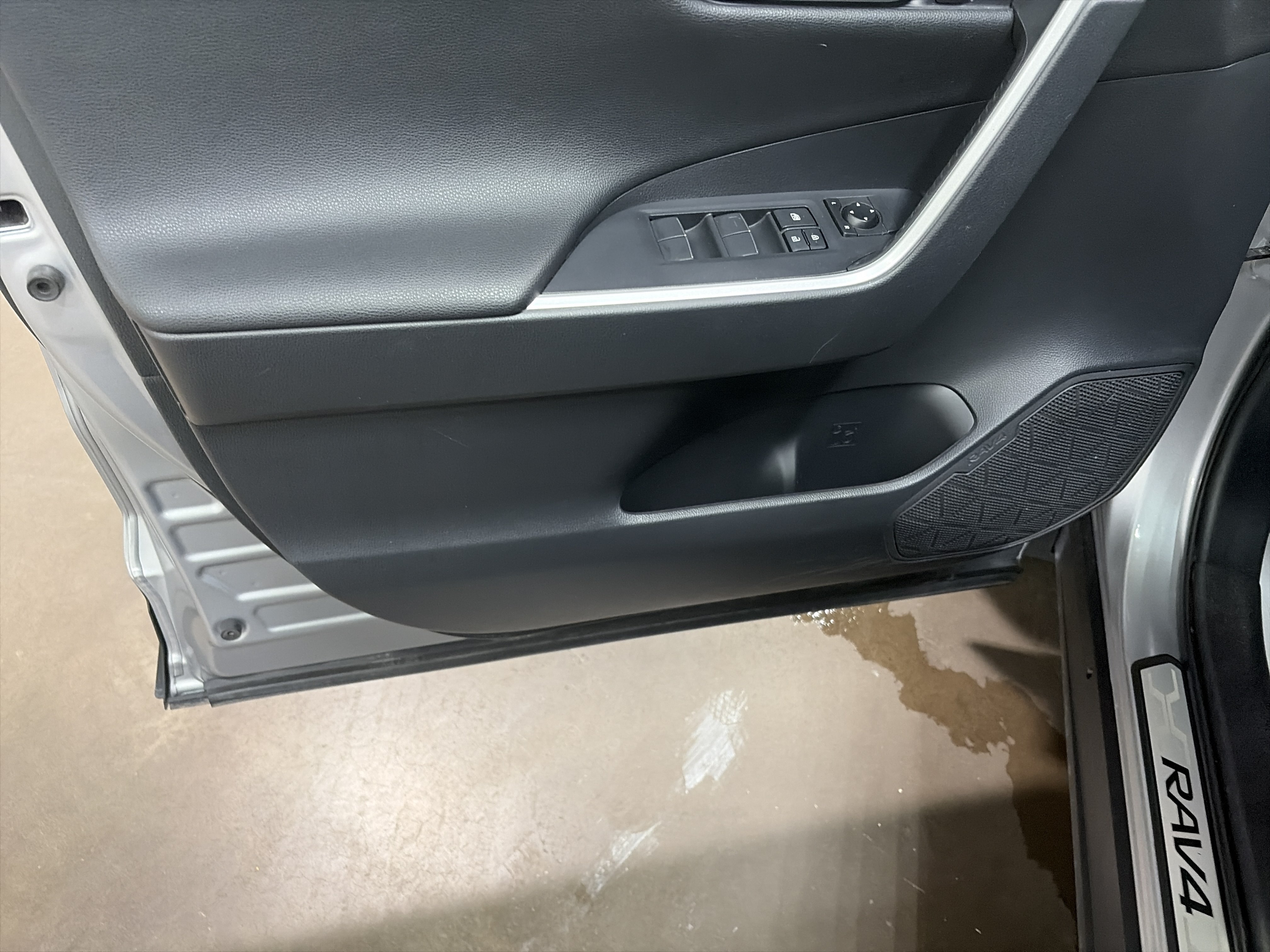 Used 2020 Toyota RAV4 Limited w/ Carpet Mat Package AWD/4WD image 12
