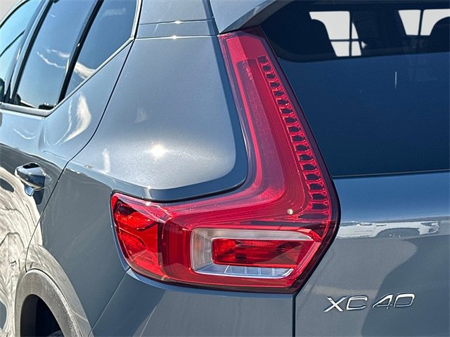 Used 2021 Volvo XC40 T4 Momentum w/ Premium Package image 28