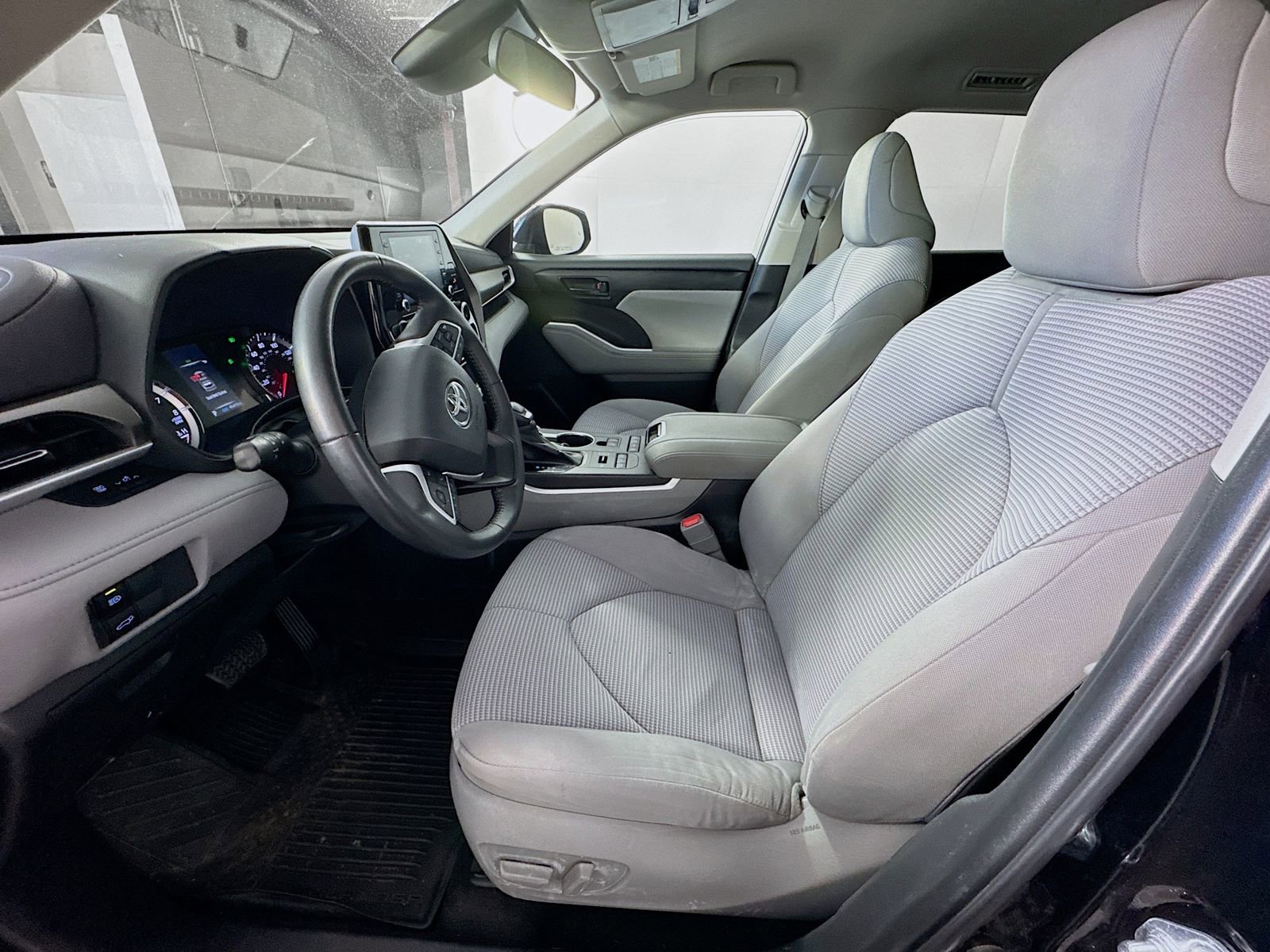 Used 2022 Toyota Highlander LE AWD/4WD image 15