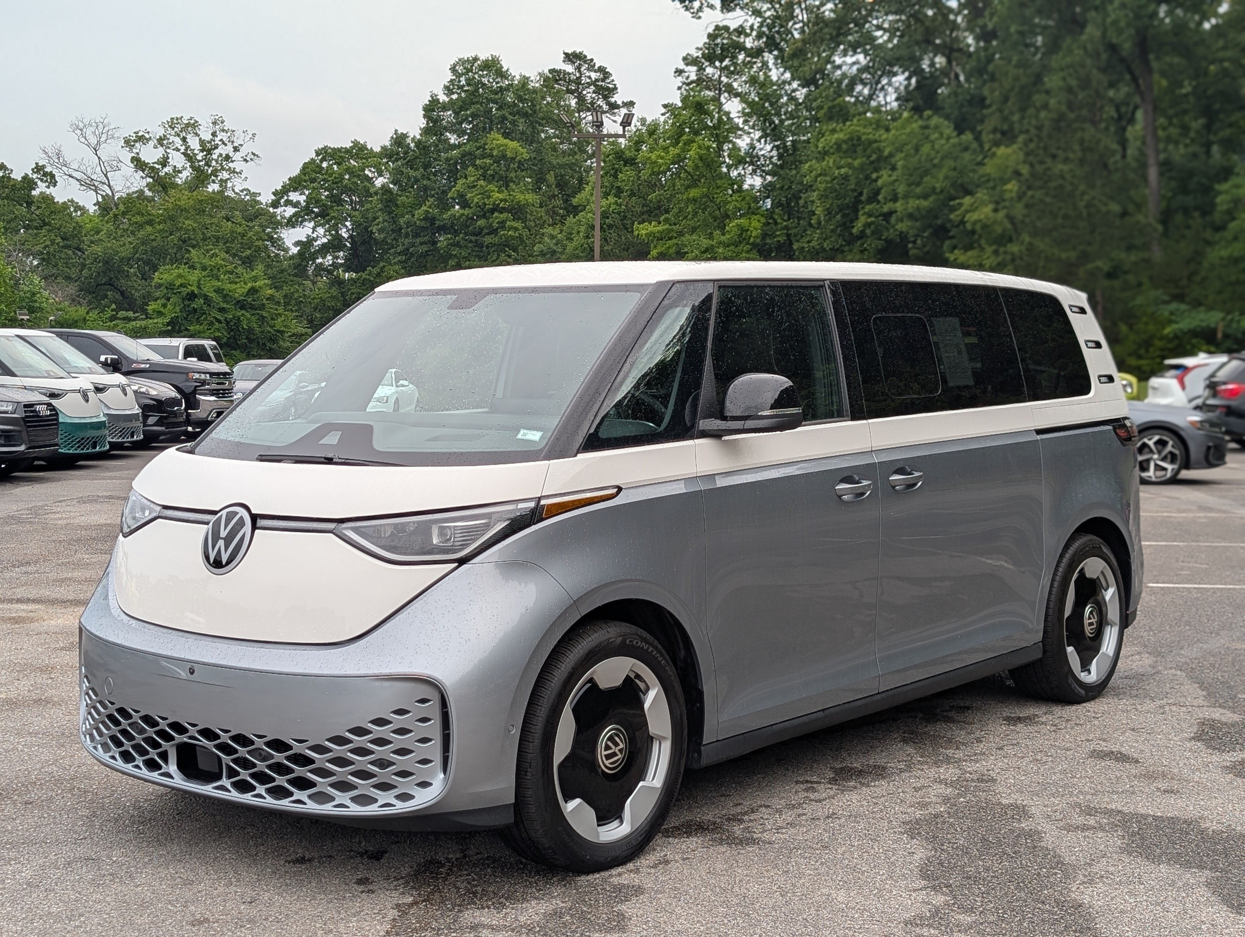 Used 2025 Volkswagen ID. Buzz Pro S Plus RWD image 5