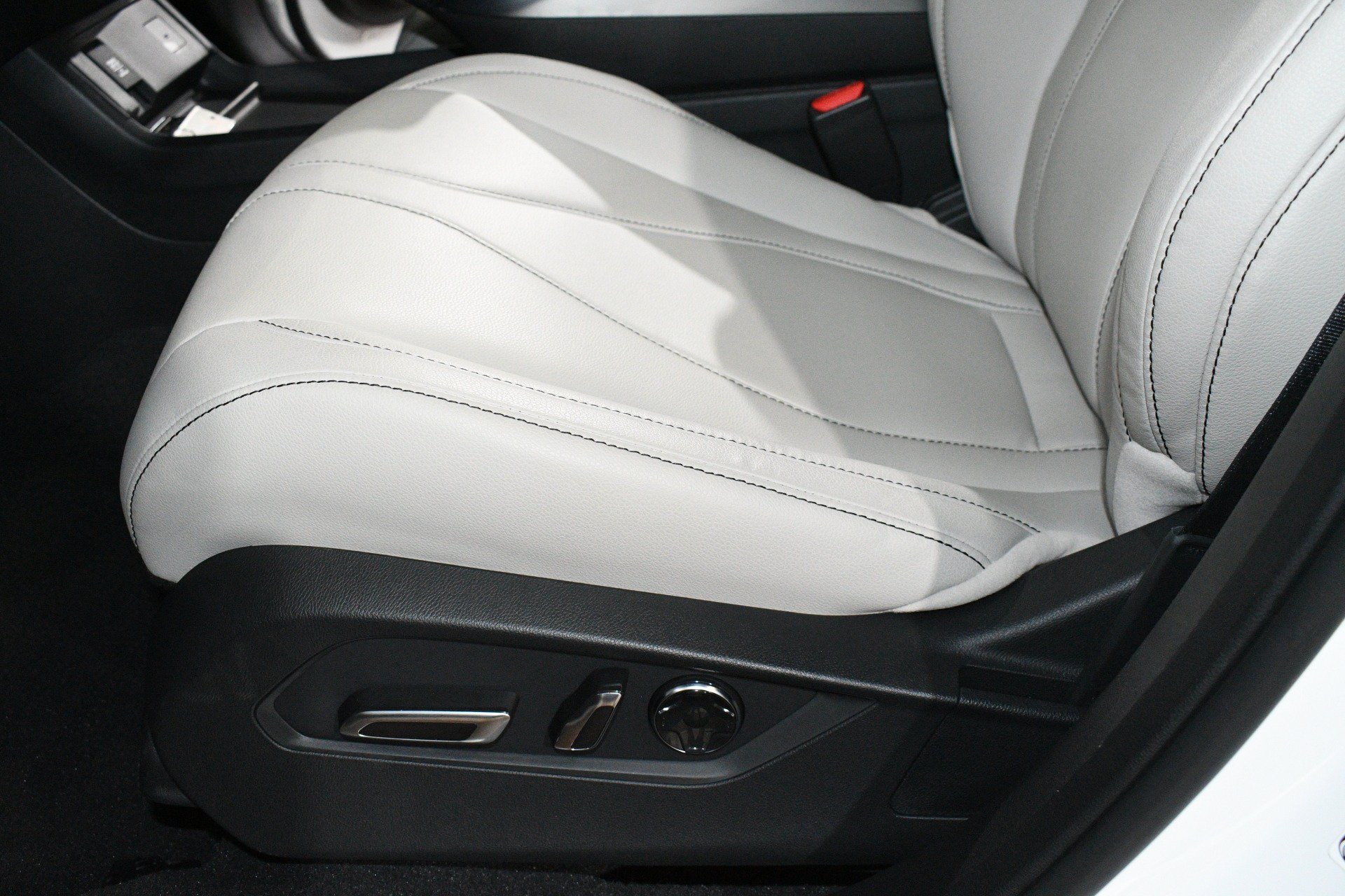 Used 2025 Acura RDX SH-AWD image 13