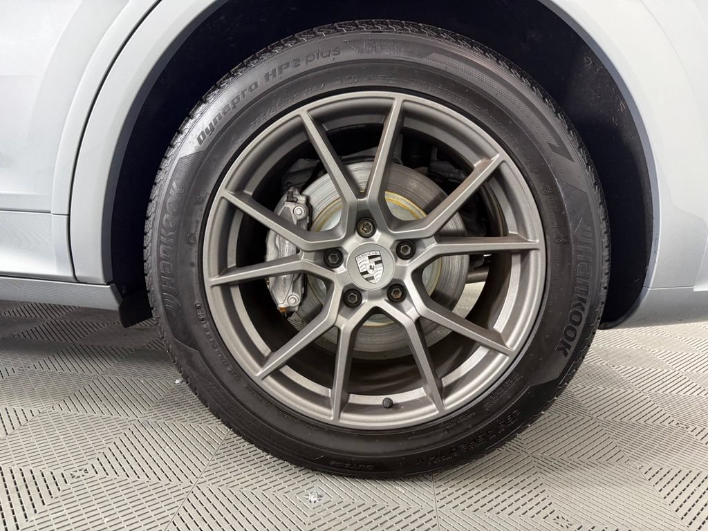Certified 2025 Porsche Cayenne AWD/4WD image 12