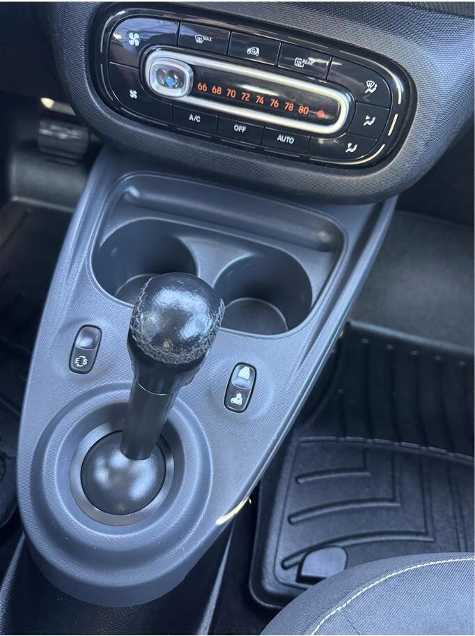 Used 2017 smart fortwo passion image 21