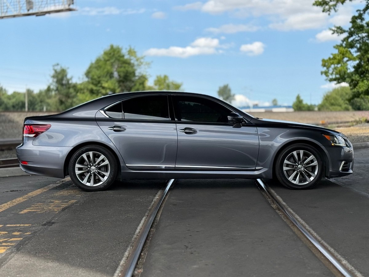 Used 2013 Lexus LS 460 w/ Comfort Pkg RWD image 2