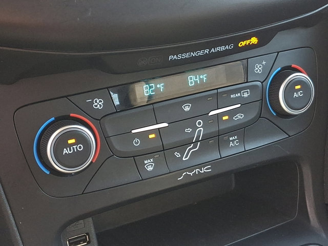 Used 2018 Ford Focus SE w/ SE Appearance Package image 14