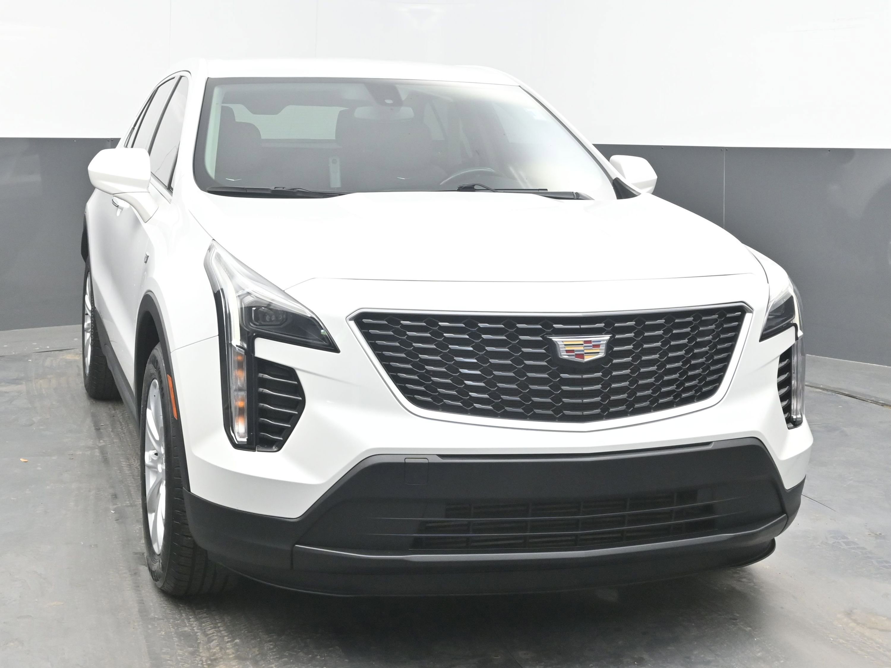Used 2019 Cadillac XT4 Luxury FWD image 2