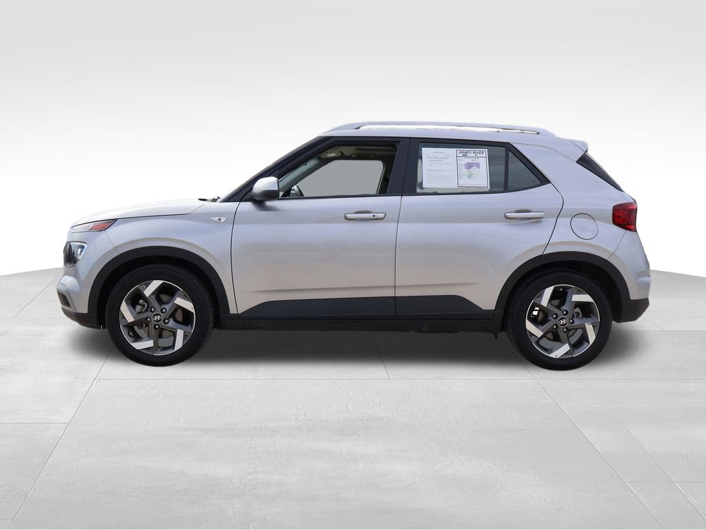 Used 2025 Hyundai Venue SEL FWD image 2