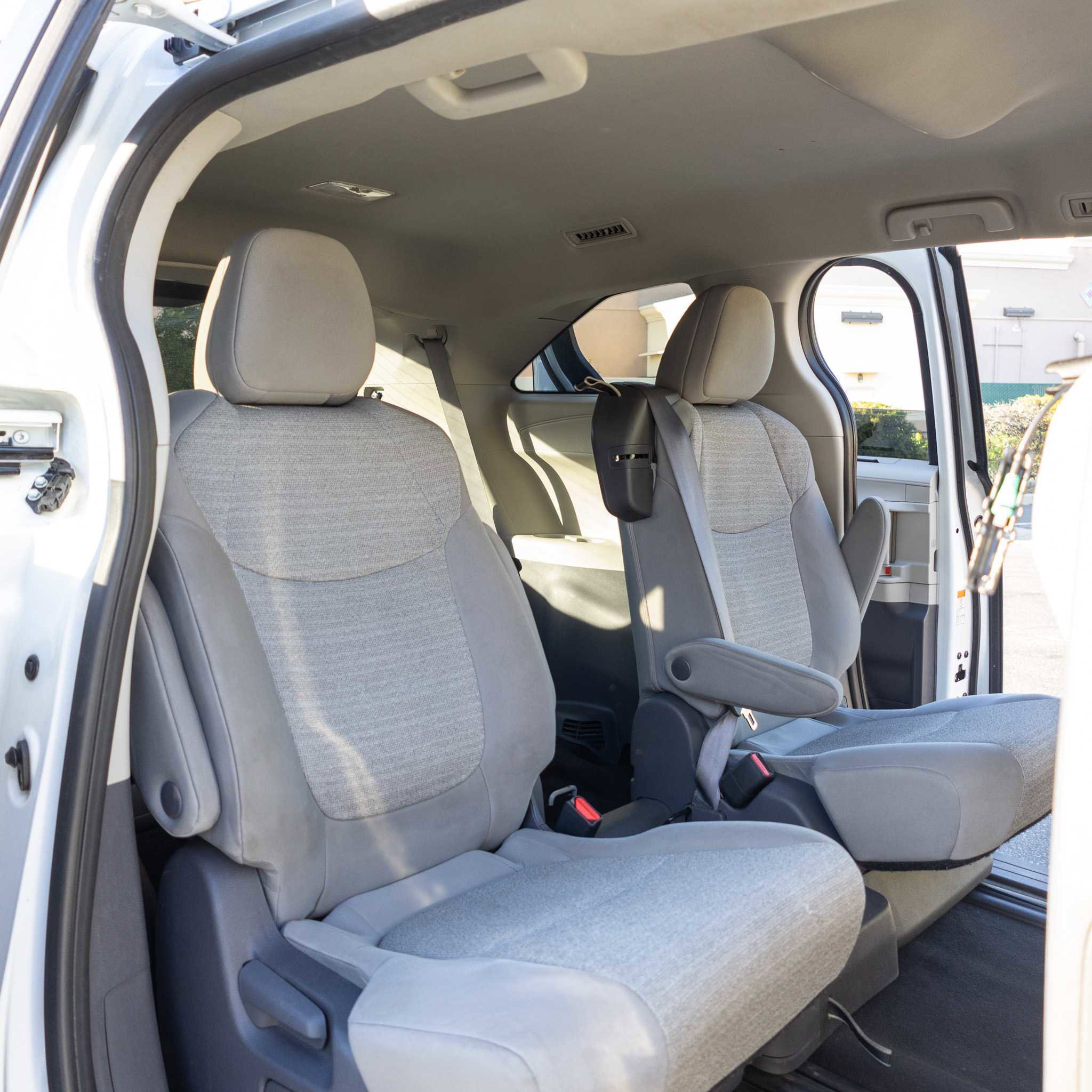 Used 2021 Toyota Sienna LE image 19