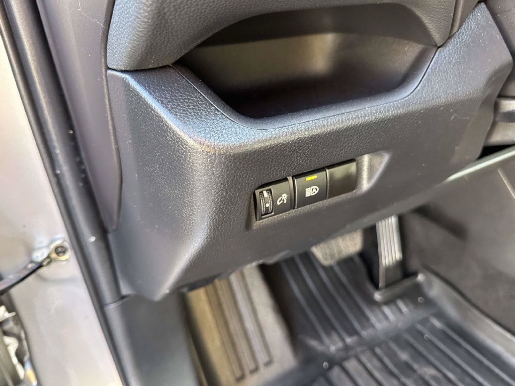Used 2024 Toyota RAV4 XLE FWD image 21
