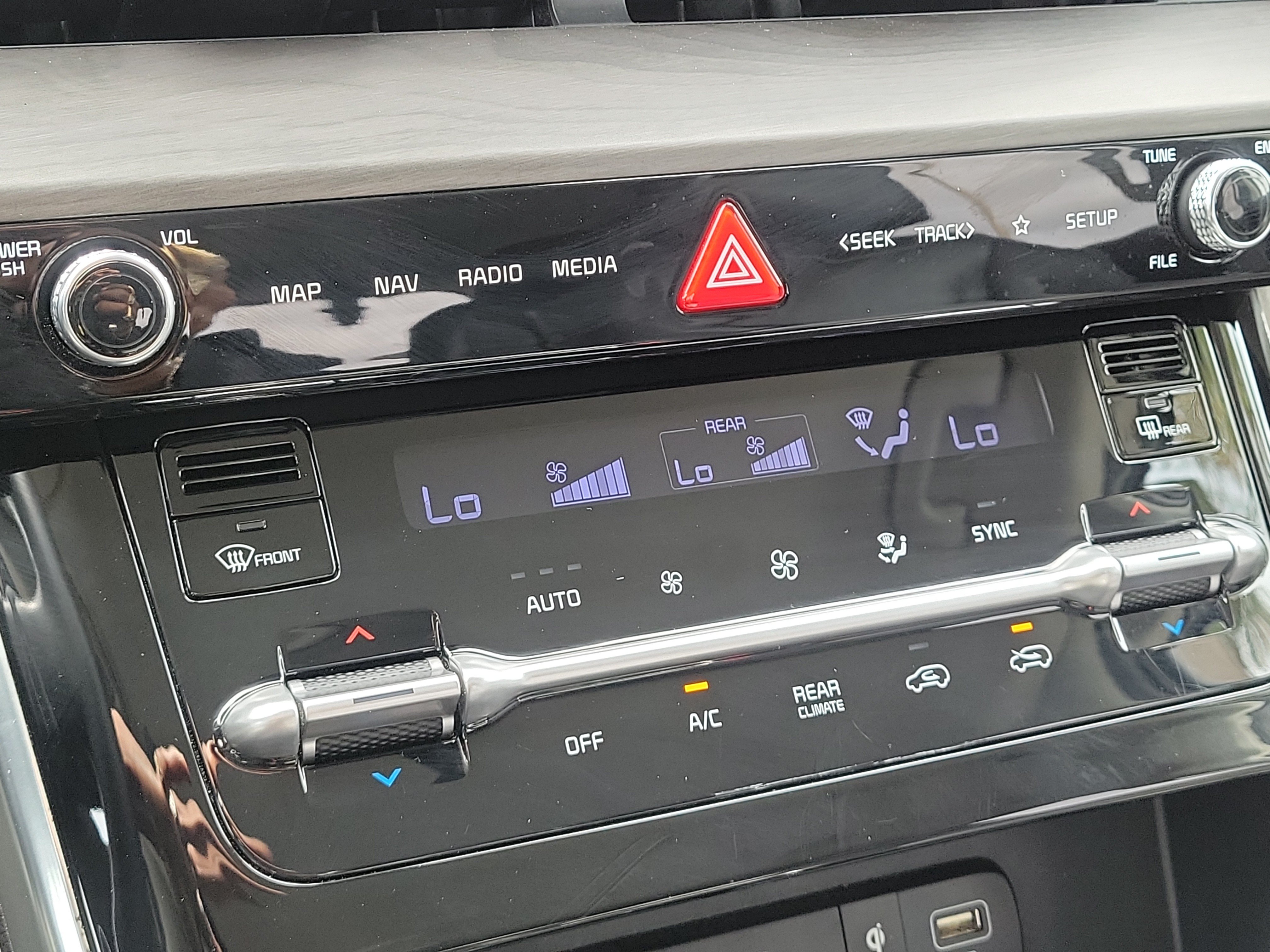 Used 2024 Kia Carnival EX FWD image 27