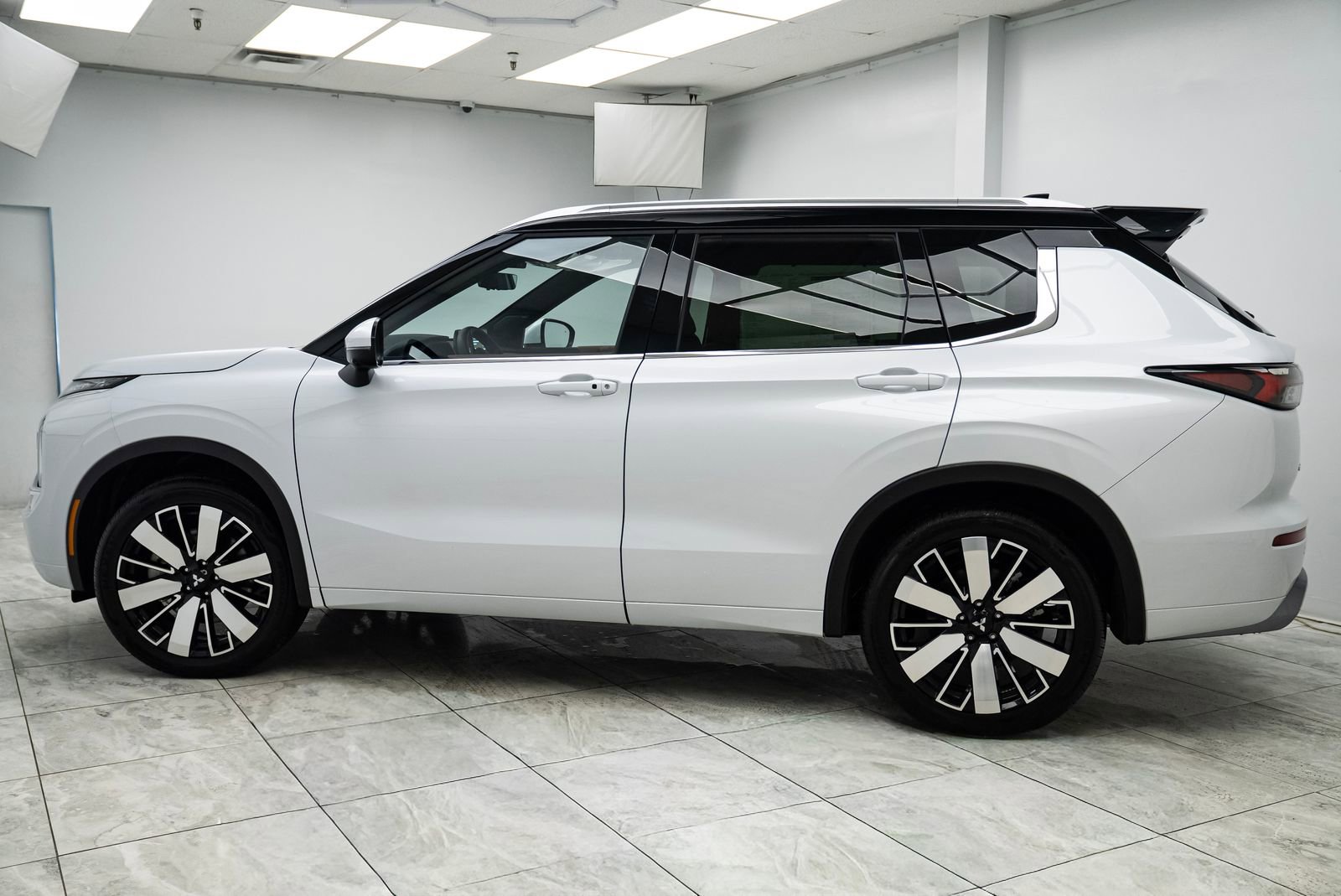 New 2026 Mitsubishi Outlander SEL image 3