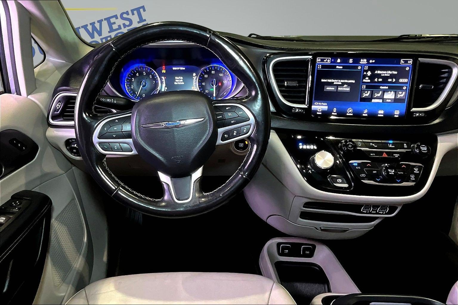 Used 2021 Chrysler Pacifica Touring-L FWD image 9