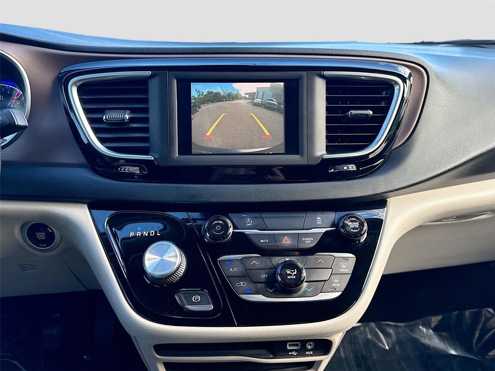 Used 2020 Chrysler Voyager L image 12