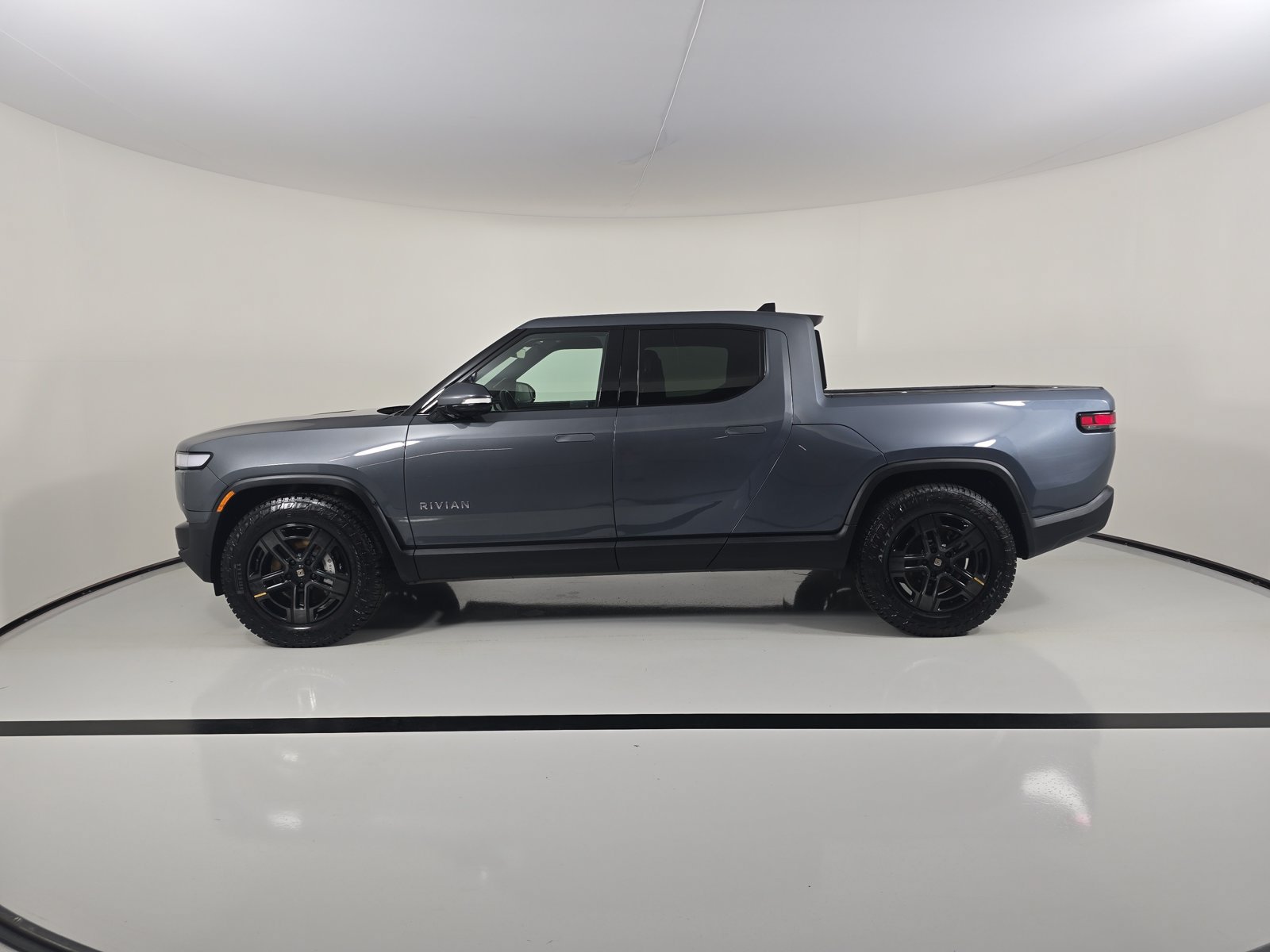 Used 2024 Rivian R1T Adventure Dual AWD/4WD image 2