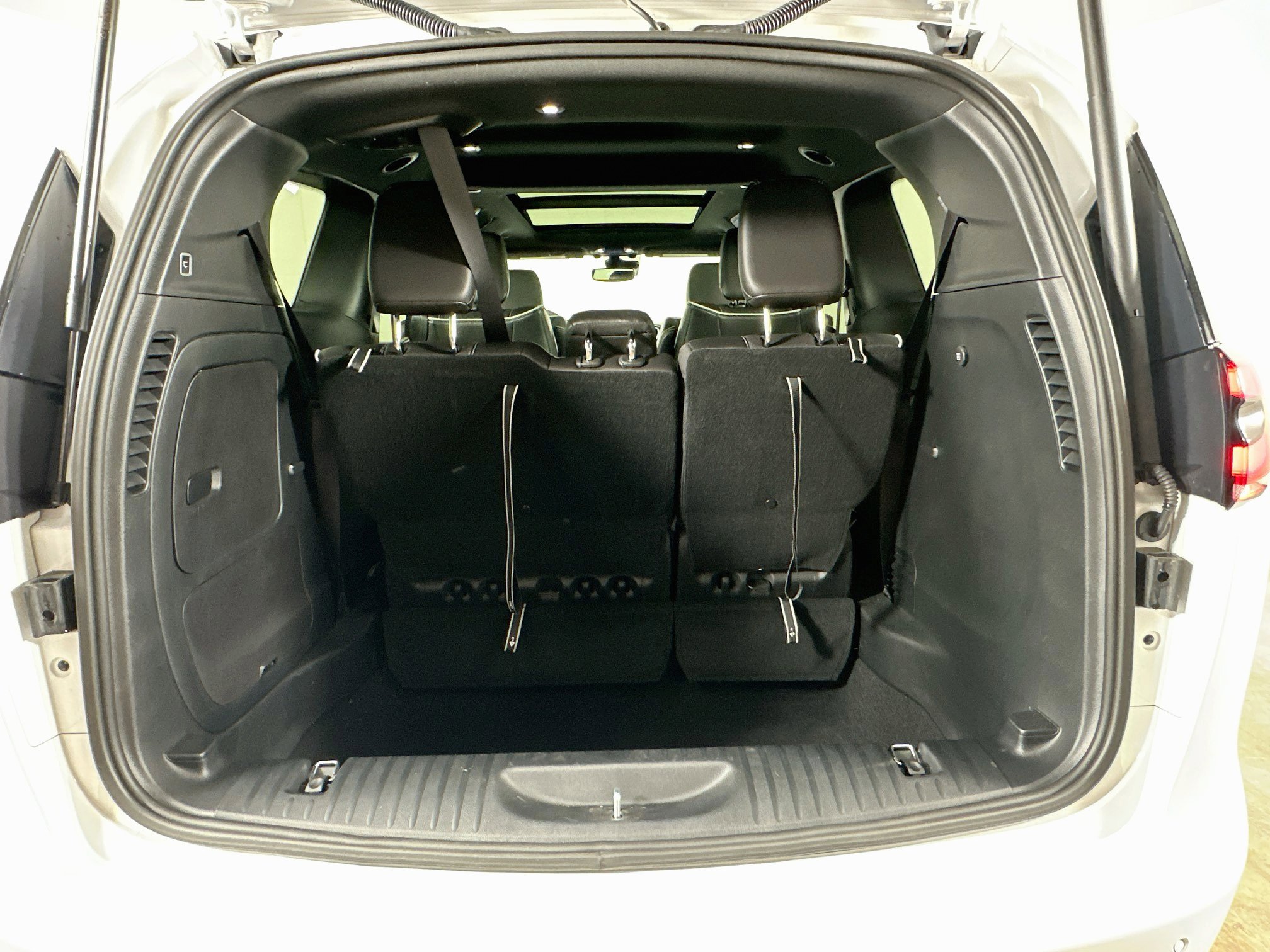 Used 2025 Chrysler Pacifica Premium FWD image 30